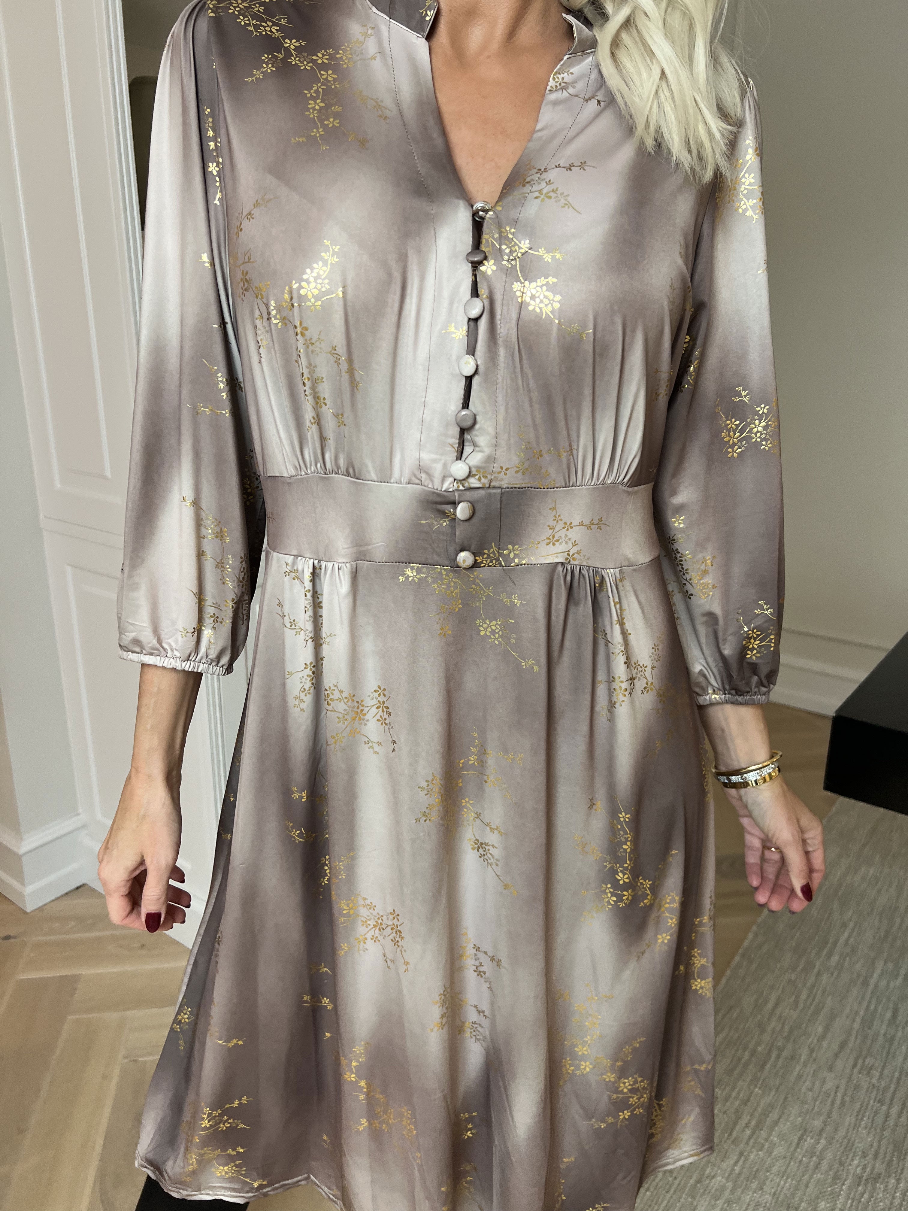 Vivien Gold - 3/4 ærmet kjole med guldprint og slåede knapper